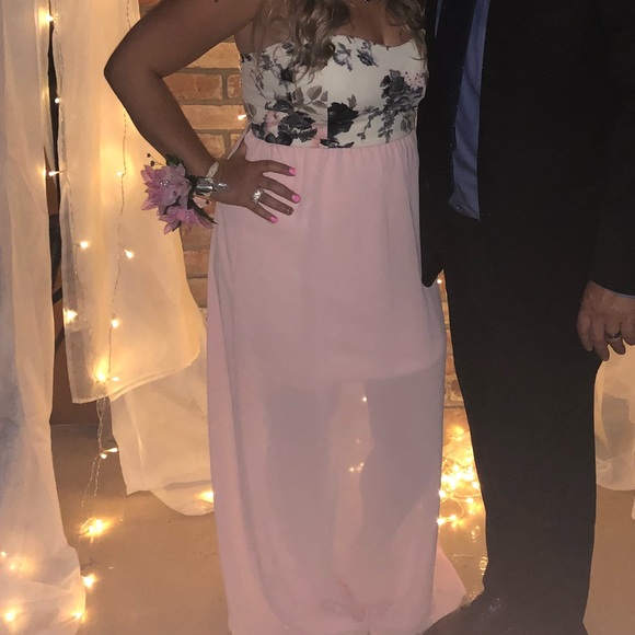 Dresses & Skirts - Gorgeous blush floral maxi dress size medium